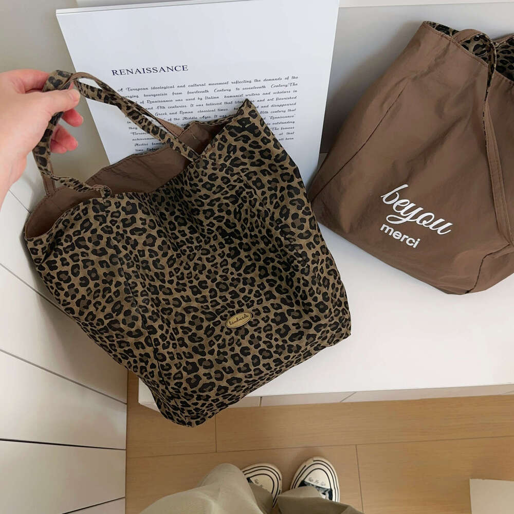 New Niche Design Leopard Print Single Shoulder for Women, Large Capacity Reversible Canvas Bag, High-Value Fashion Tote Bag