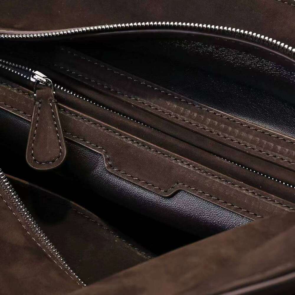 2025 new handbag, rich texture delicate, soft glutinous leather noble simple, delicate and elegant;