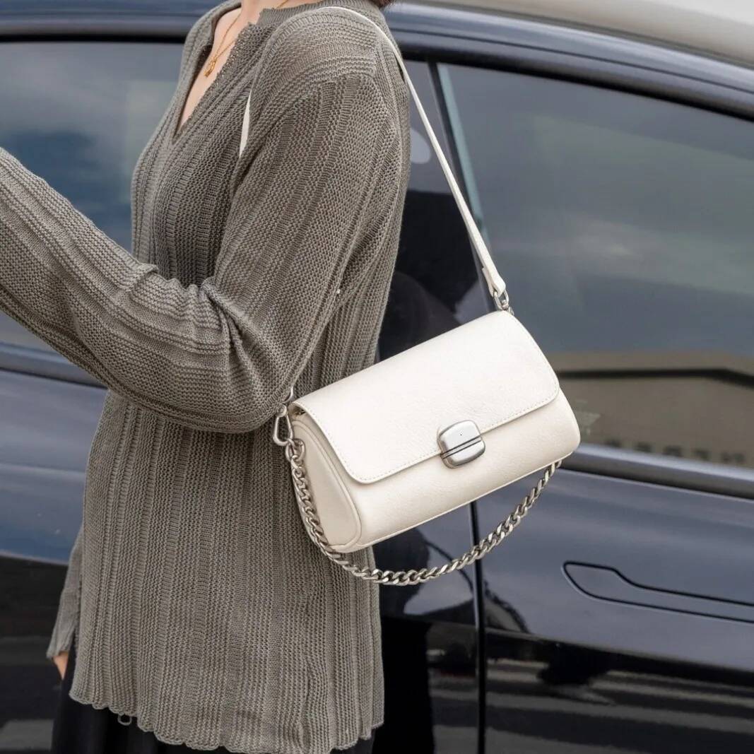 Supple Genuine Leather Women's Barrel Crossbody - Commuter-Friendly Small Chain Strap Shoulder Bag for Everyday Chic