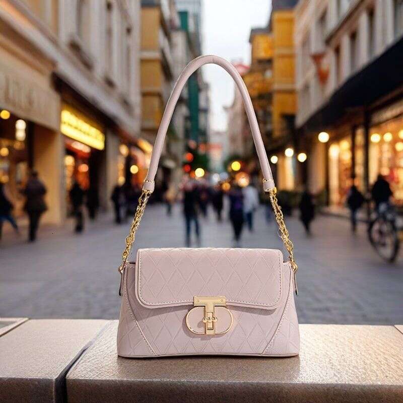 High-End Quilted Underarm for Women 2025 Spring New Chain Baguette Niche Versatile Shoulder Crossbody Bag