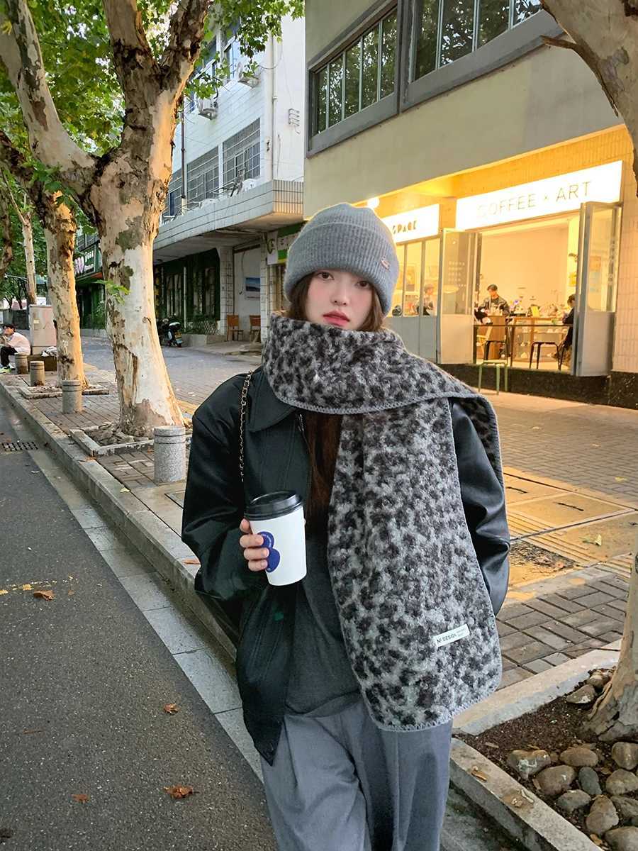 Fashion Leopard Print Scarf For Women Vintage Thickened Neck Warmer For Winter 2025 Double Use As A ShXJ250905