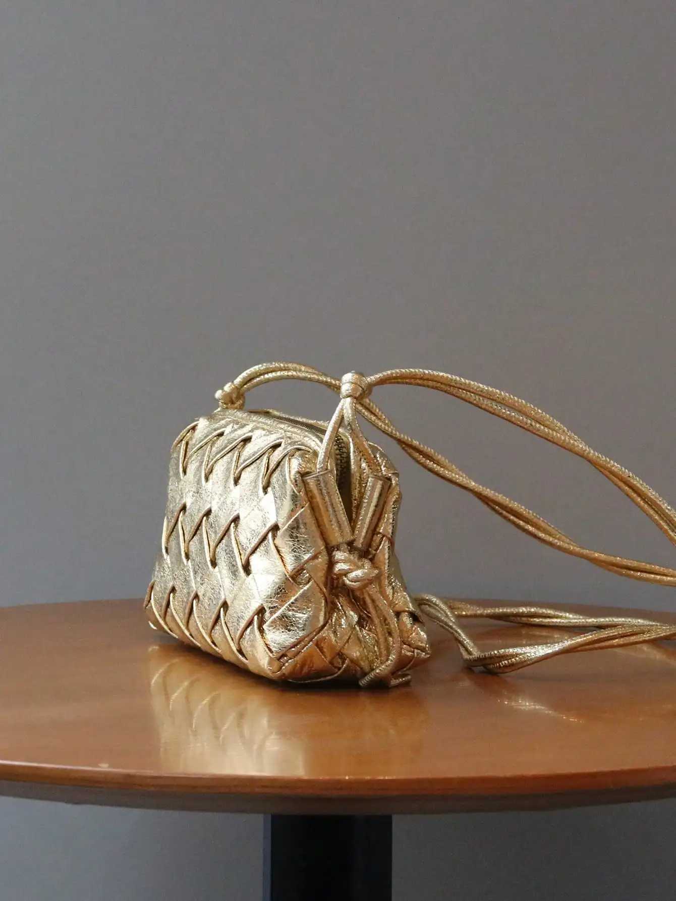 2024 new woven handbag fashion trend burst crack gold woven embossed shoulder slung bag Joker mini mobile phone bag shoulder str Z250903