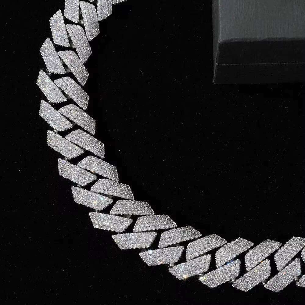 VVS1 Moissanite 20mm Cuban Linked Chain Fashionable Necklaces