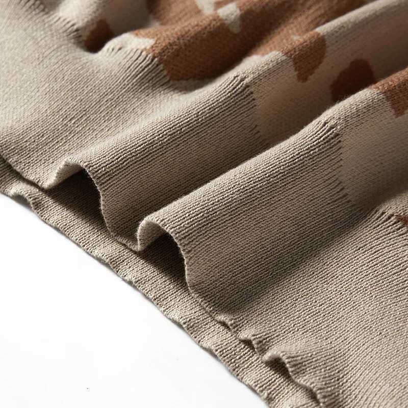 New Spring and Autumn Japanese Round Neck Couple Sweater Simple Bear Jacquard Trendy Versatile Mens Sweater Z250905