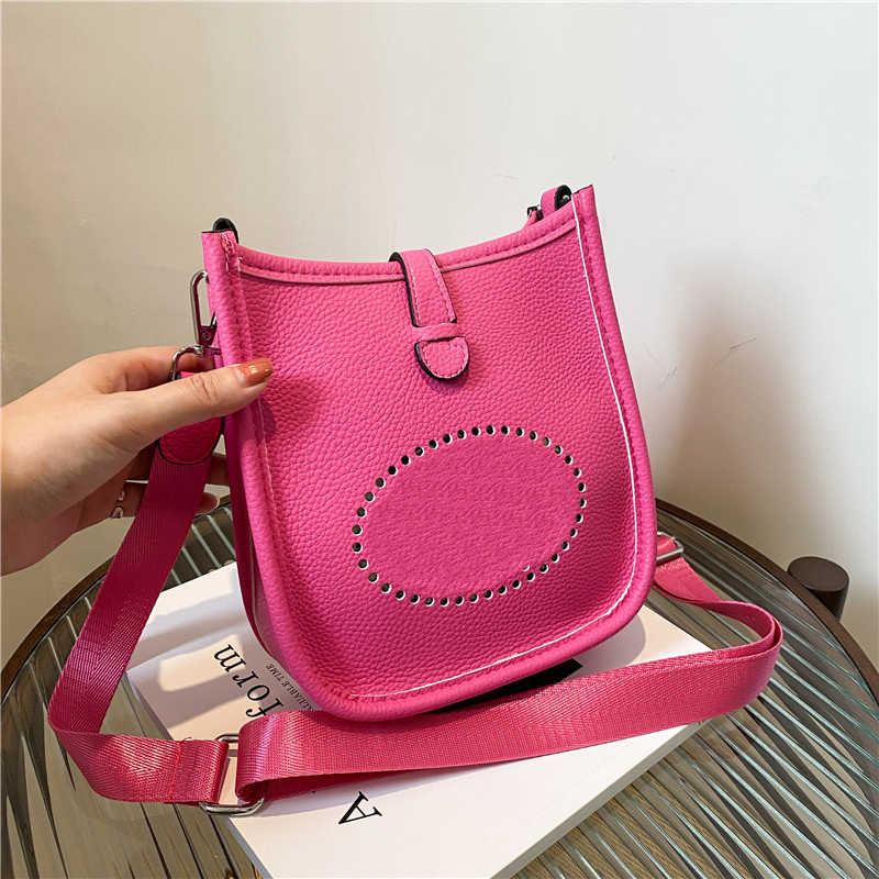 Leather Messenger Bags Unisex Envelope Bag Fashion Single Shoulder Crossbody Bag 12 Colors Designer Perforated Phone Bag Womens Casual Satchels Tote