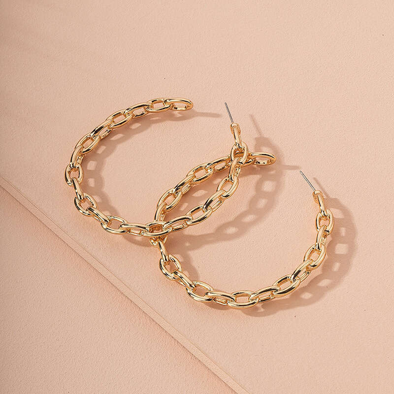 Wholesale of European and American geometric circle chain stud earrings for women's exaggerated fashion trendsetter street style twist earrings