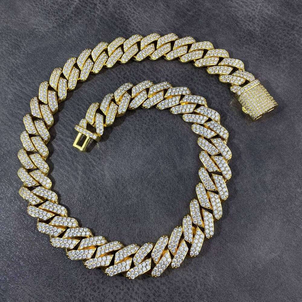 Smooth and elegant hip-hop jewelry. Sophisticated Cuban chain necklaces. Suitable for both men and women.