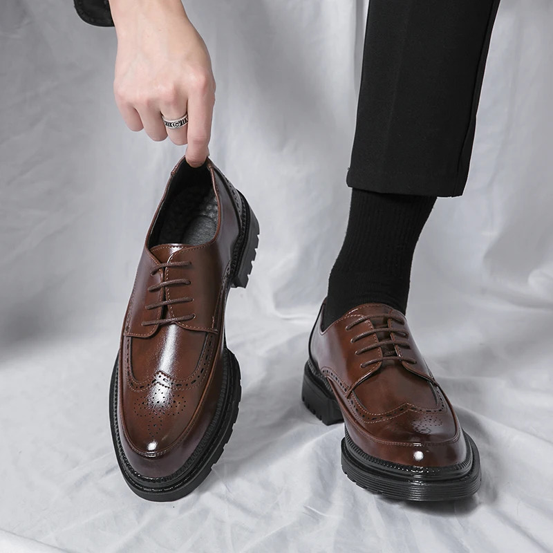 Mens leather shoes Italian versatile for business formal wear casual highquality brown classic block shoes 250903