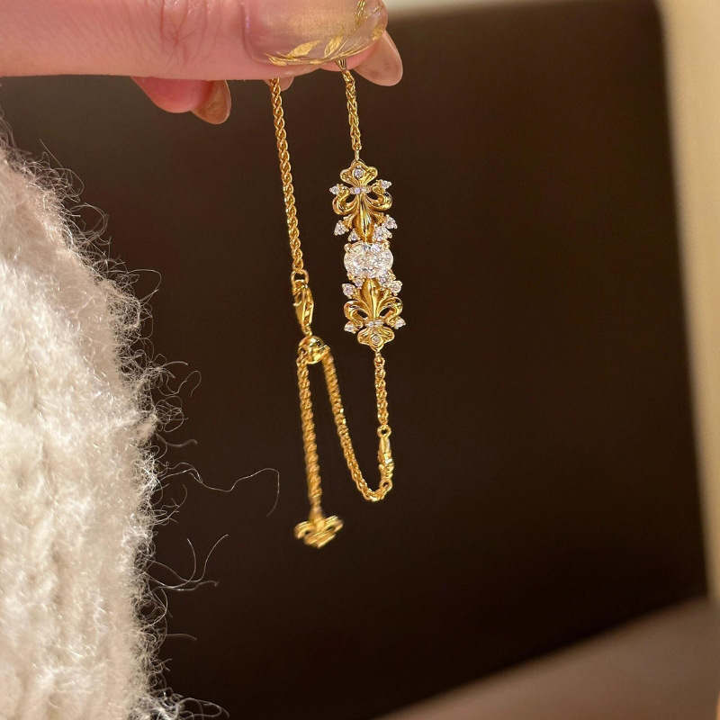 Zircon Hollow Flower Pendant Light Heavy Craft Elegant Bracelet Versatile Fashion High-end Sense Jewelry for Women