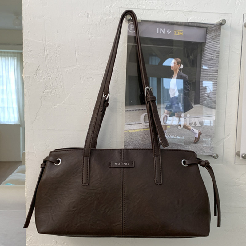 Designer Women's Handbag 2025 New Vintage Large Capacity Commuter Bag Casual Crossbody Bag