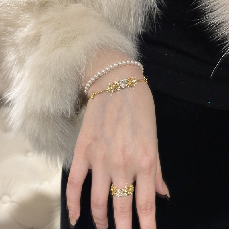 Zircon Hollow Flower Pendant Light Heavy Craft Elegant Bracelet Versatile Fashion High-end Sense Jewelry for Women