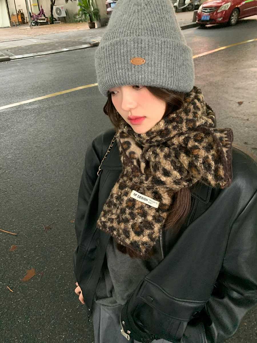 Fashion Leopard Print Scarf For Women Vintage Thickened Neck Warmer For Winter 2025 Double Use As A ShXJ250905