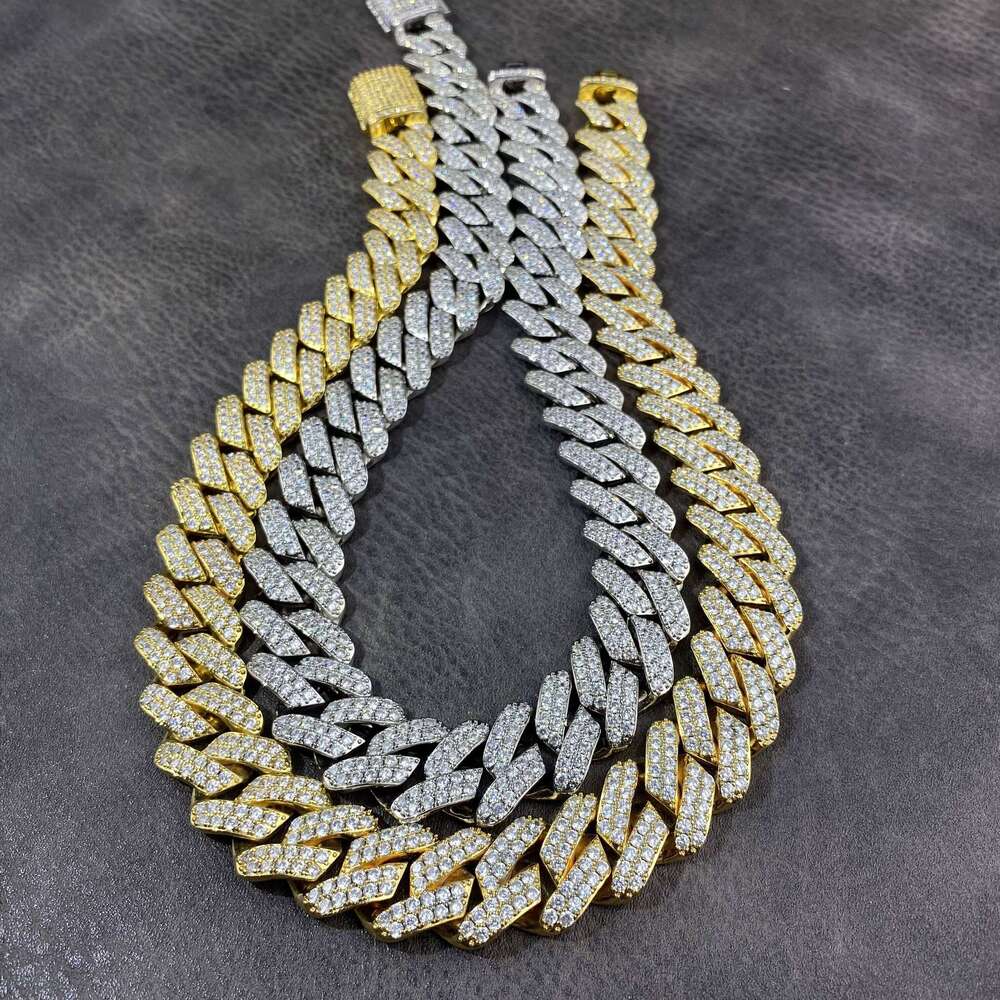 Smooth and elegant hip-hop jewelry. Sophisticated Cuban chain necklaces. Suitable for both men and women.