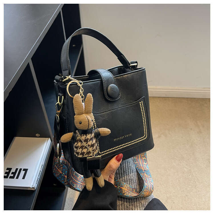 High-end Sense for Women 2025 New Korean Fashion Single Shoulder Crossbody Niche Design Handheld Bucket Bag