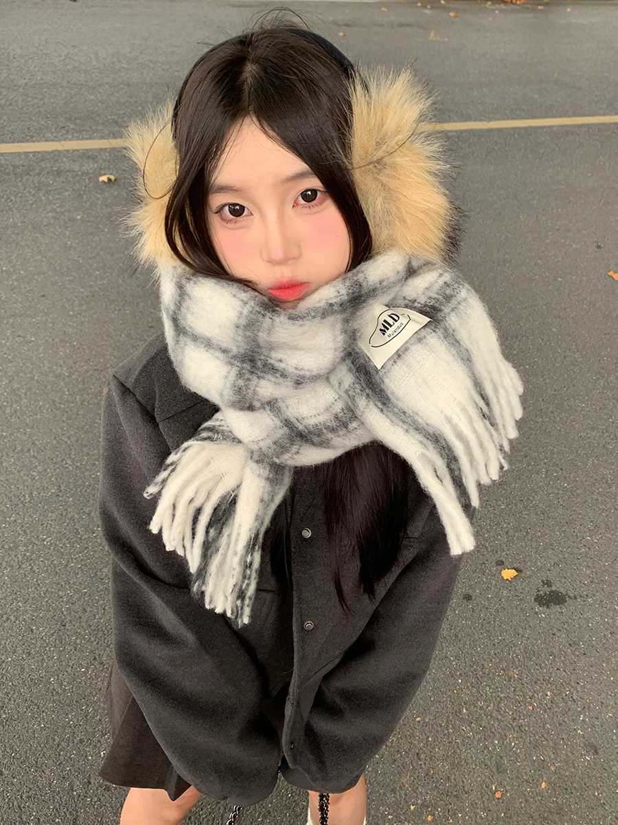 Winter Scarf With A Warm Woolen Texture A Plaid Pattern And Tassels For A Cozy Autumn And Winter LookXJ250905