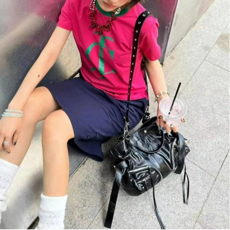 New Fashion Retro Hot Girl Rivet Motorcycle Niche High-end Texture Women's Commuting Punk One-shoulder Crossbody Bag high-quality