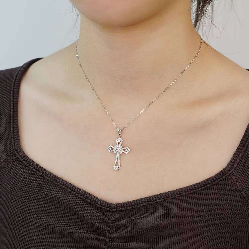 Factory Price Punk Sterling Sier Full Dia 2mm VVS Moissanite Pave Cross Shape Pendant Necklace for Men