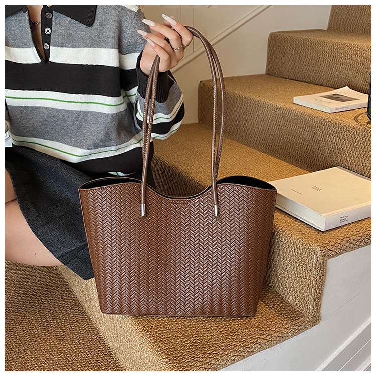 Large Capacity New Women s Shoulder Bag Retro Woven Women s Crossbody Bag Commuting Handbag Autumn New Designer Bag