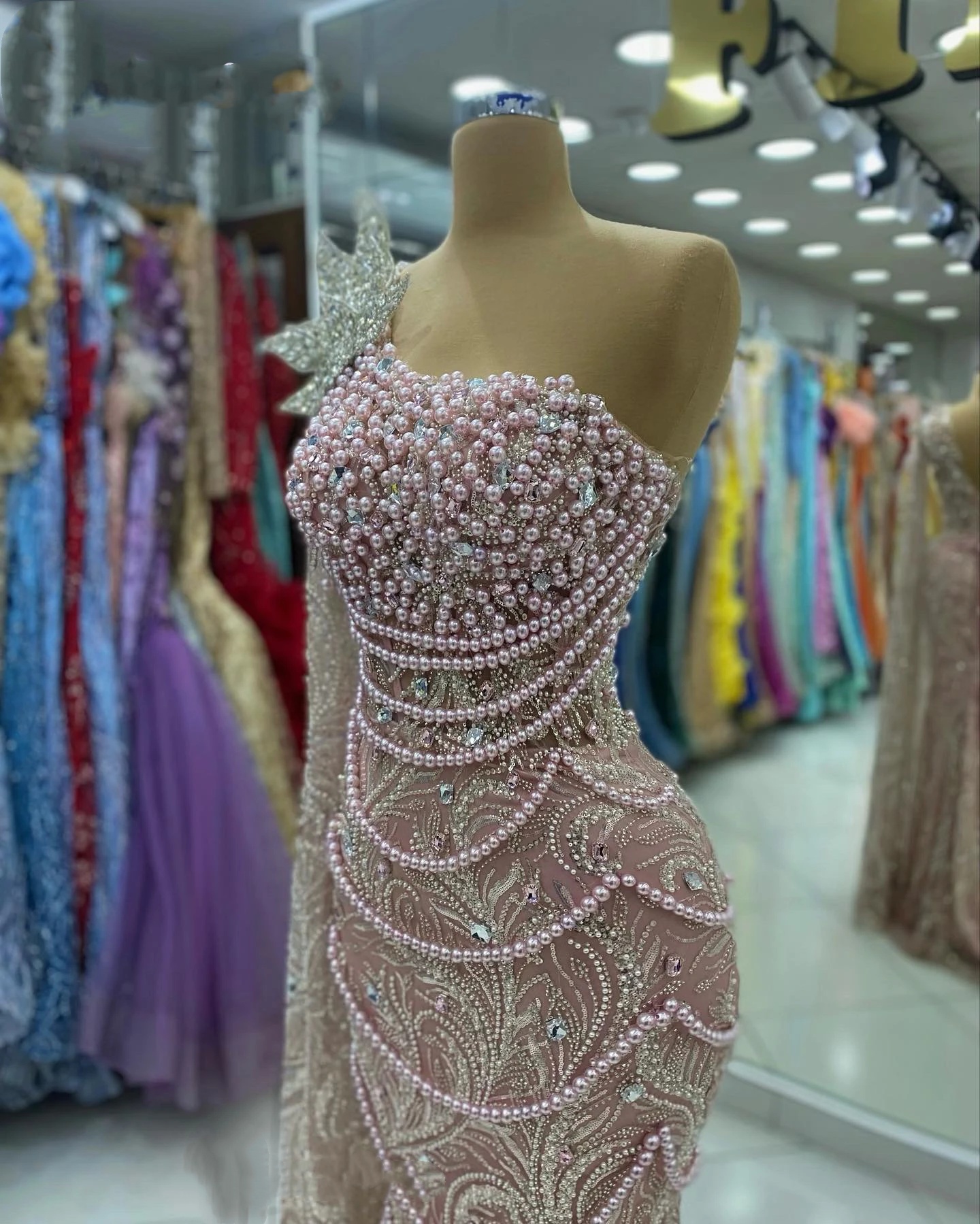 Gorgeous Evening Dresses Sequins Pearls Appliques Gown One Shoulder Sleeveless Sweep Train Dress Party Customized Dress