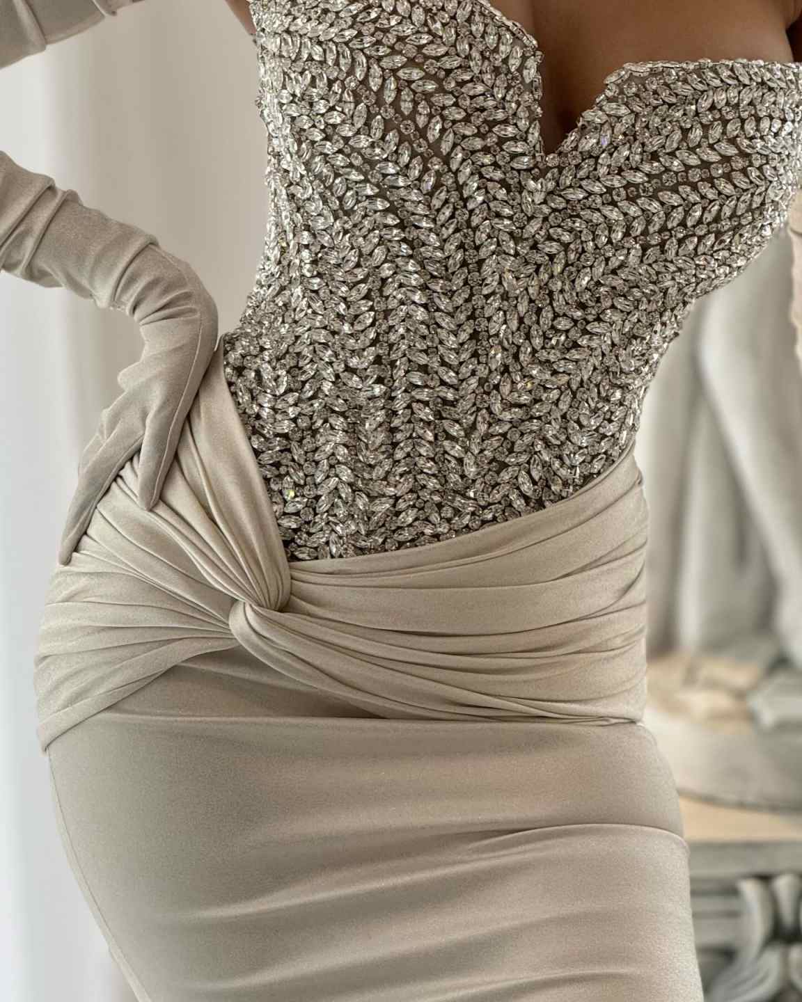 Modern Strapless Crystal Evening Dresses Customized Sexy Beading Velvet Prom Dress Sleeveless Party Gown