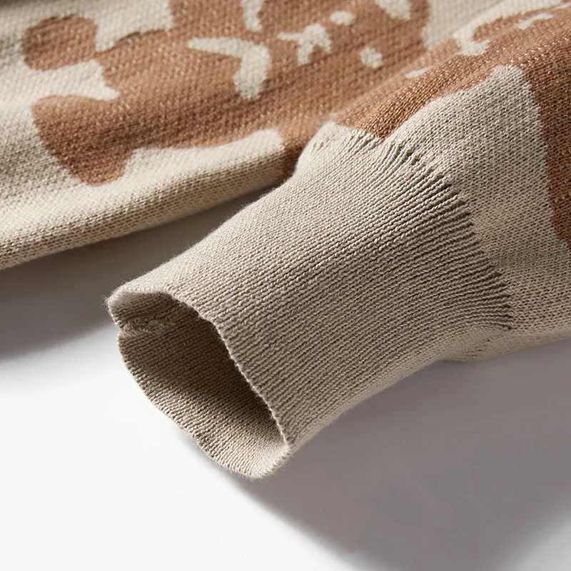 New Spring and Autumn Japanese Round Neck Couple Sweater Simple Bear Jacquard Trendy Versatile Mens Sweater Z250905