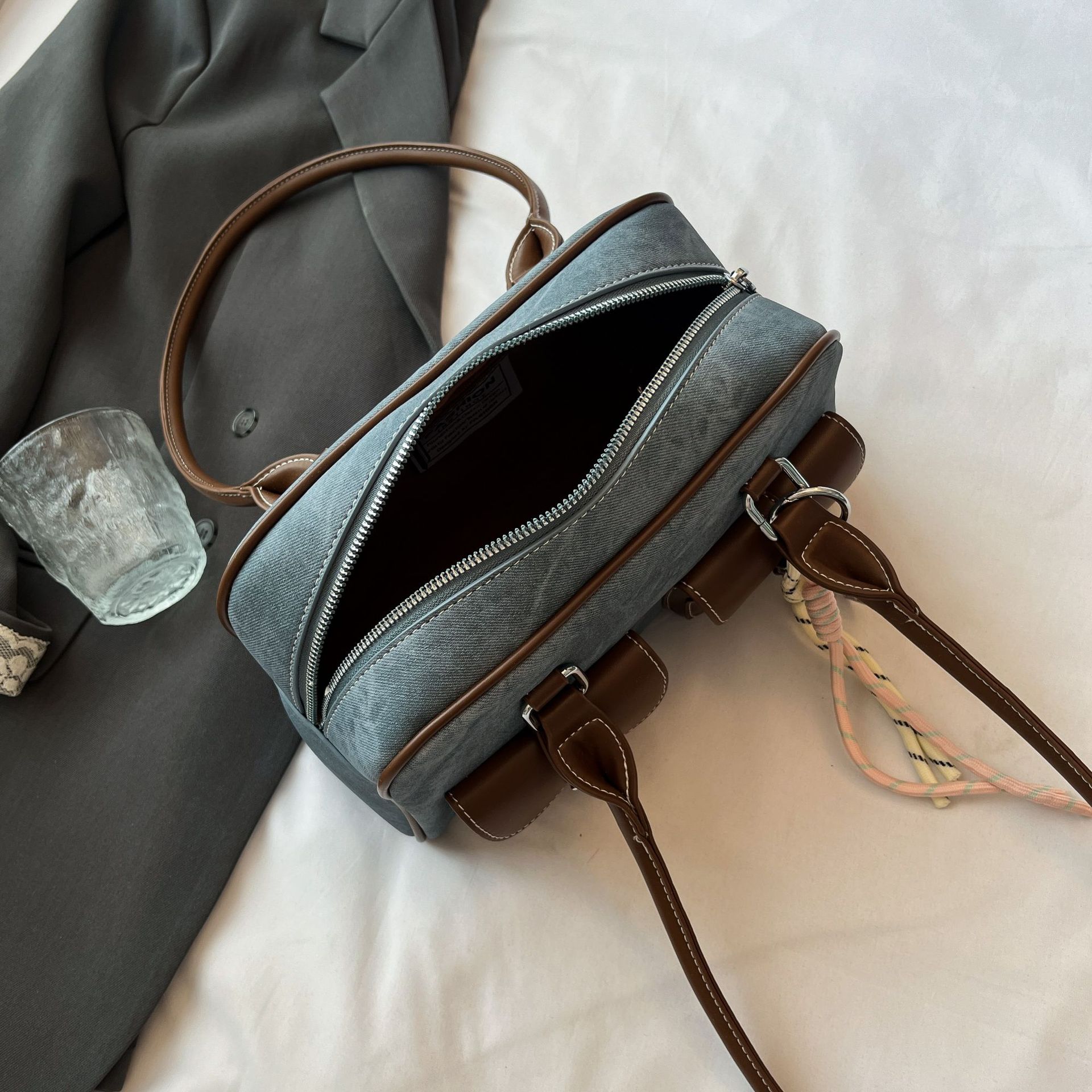 2025 fashion Designer For Womens Shoulder Bags White Brown Black New Versatile And Fashionable Teddy Bear Graffiti Tote Bag