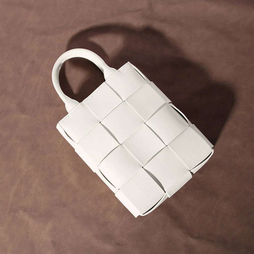 Small Tote 2022 Trend Fashion Designer Handbags and Purses Grid Woven Clutch Cow Leather Shoulder Bag