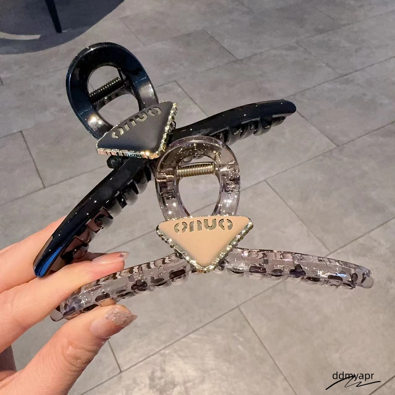 French Style Inverted Triangle Letter Ddmydec Jelly Color Claw Women Internet Celebrity High-End Back Of Head Shark Clip Hair Accessory