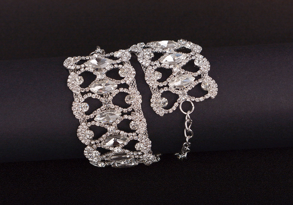 Best Selling Jewelry: Hot Selling Short Diamond Embedded Choker, European American Fashion Trend Necklace for Cross Border Sales