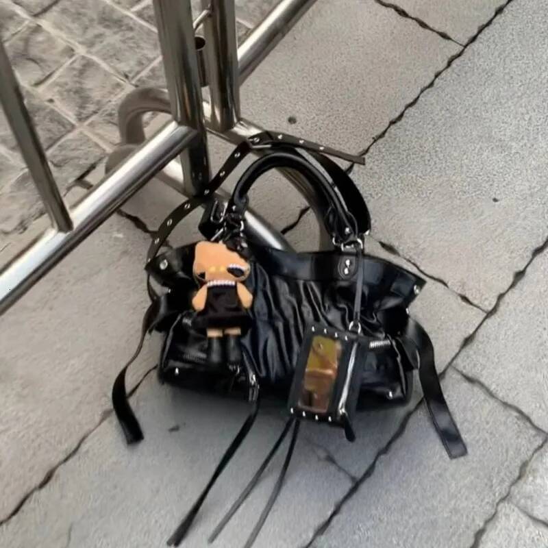 New Fashion Retro Hot Girl Rivet Motorcycle Niche High-end Texture Women's Commuting Punk One-shoulder Crossbody Bag high-quality