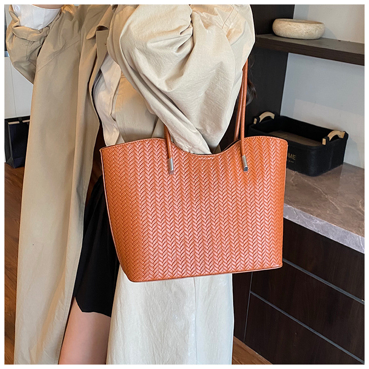 Large Capacity New Women s Shoulder Bag Retro Woven Women s Crossbody Bag Commuting Handbag Autumn New Designer Bag