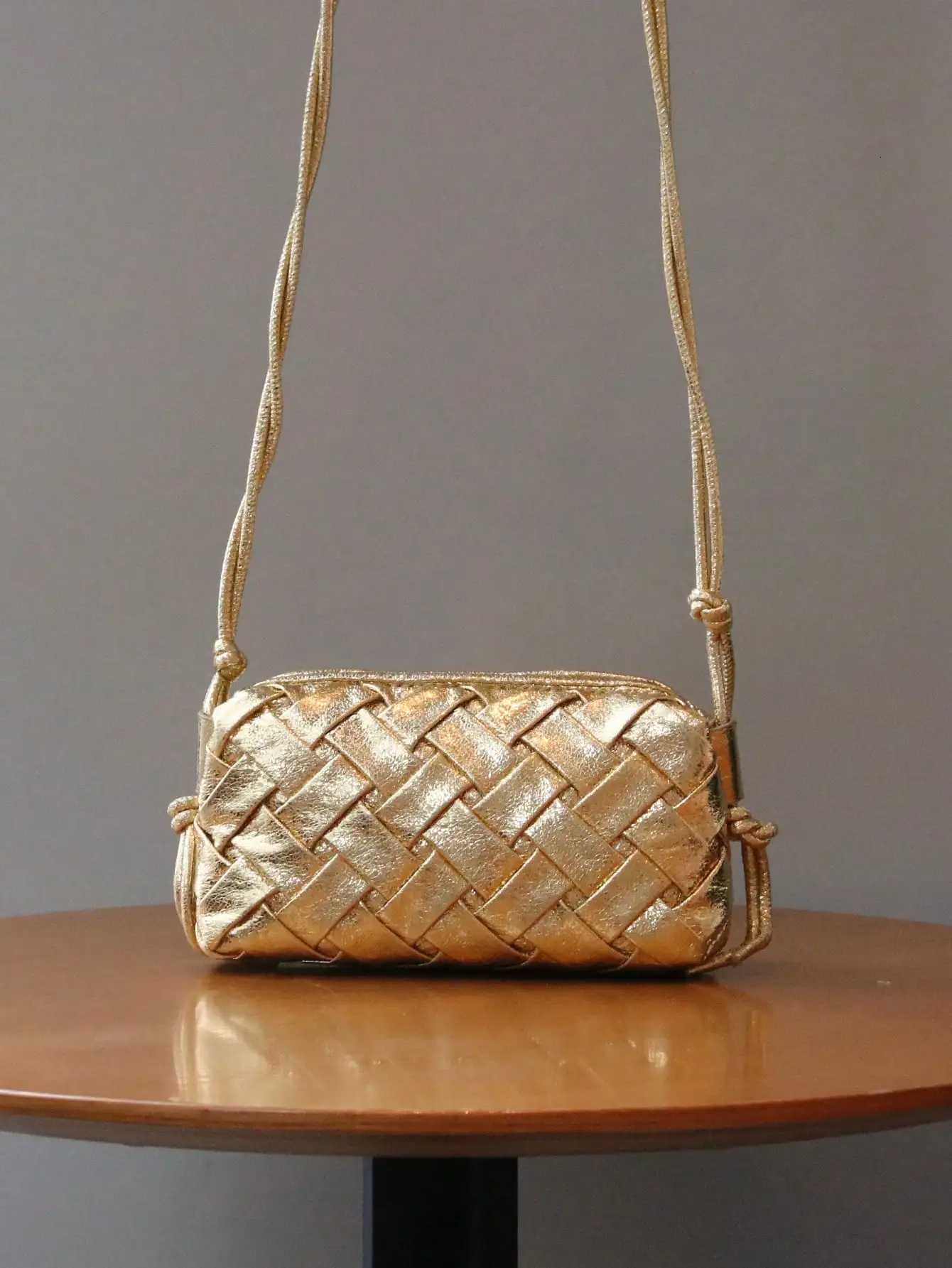 2024 new woven handbag fashion trend burst crack gold woven embossed shoulder slung bag Joker mini mobile phone bag shoulder str Z250903