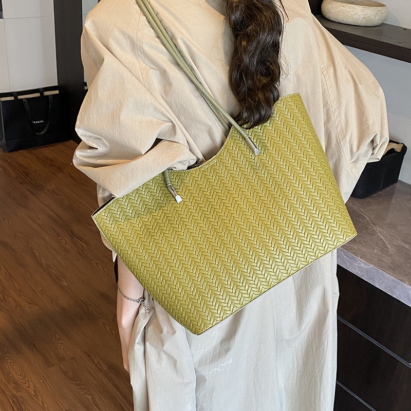 Large Capacity New Women s Shoulder Bag Retro Woven Women s Crossbody Bag Commuting Handbag Autumn New Designer Bag