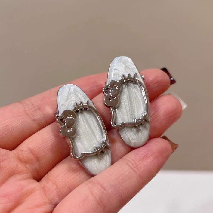 DHcollections 2025 Silver KT Cat Oval Pearl Hair Clip Cute Kitty Side Clip Bangs Clamp Sweet Cartoon Hair Accessory for Women