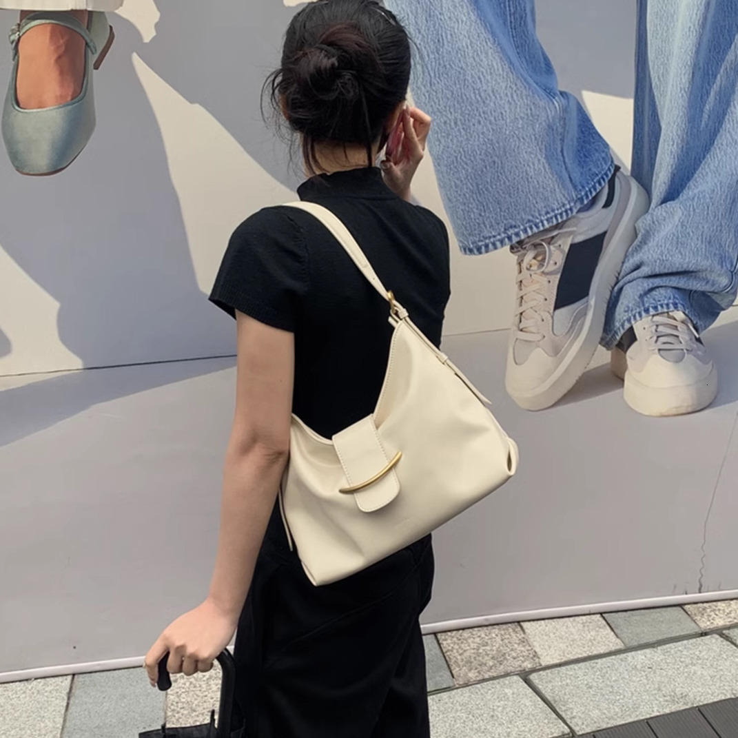 Black Women s Armpit Bag New Elegant Large Capacity High end Feeling Commuting Women s Shoulder Bag Autumn New Designer Bag
