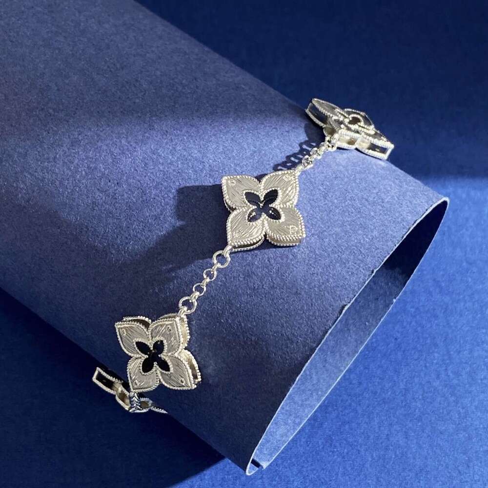 New Italian Style Four-Leaf Flower Inlaid with Small White Dias Metal Brushed Hollow Filigree Carved Five-Flower Bracelet