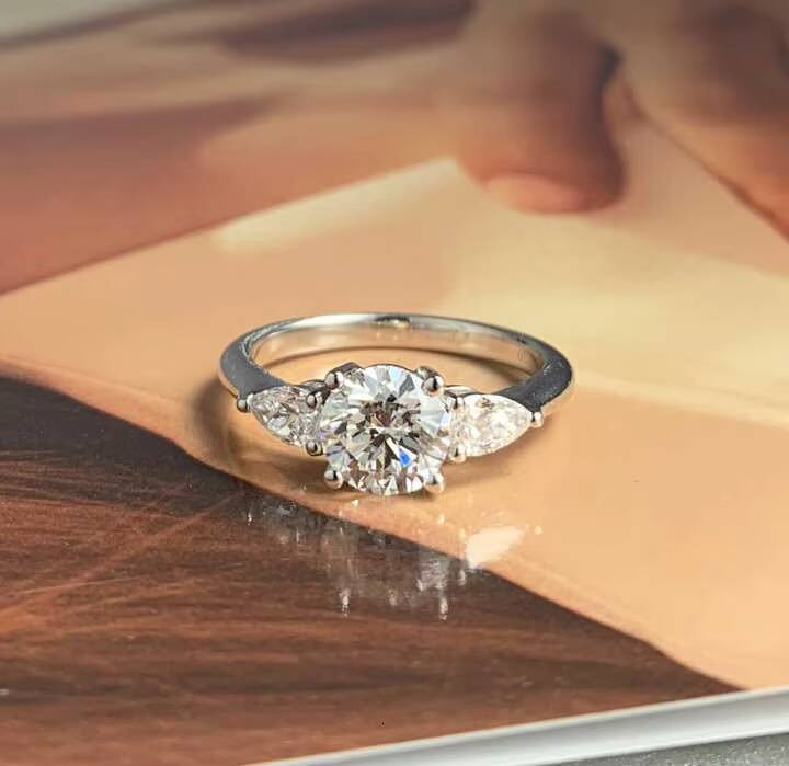 VOAINO Round Brilliant Cut Three Stone Ring Labgrown Diamonds Engagement Ring 14K 18K Solid Gold Ring with Lab CVD Diamond