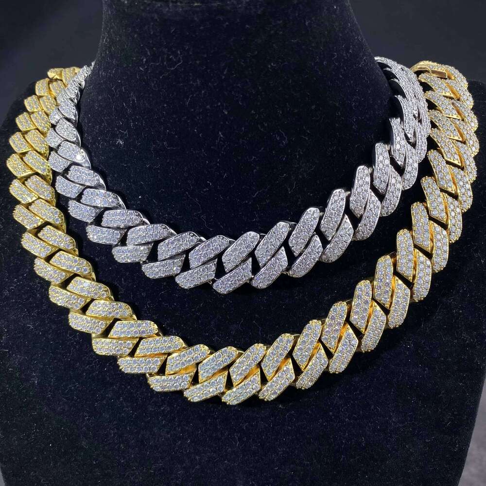 Smooth and elegant hip-hop jewelry. Sophisticated Cuban chain necklaces. Suitable for both men and women.