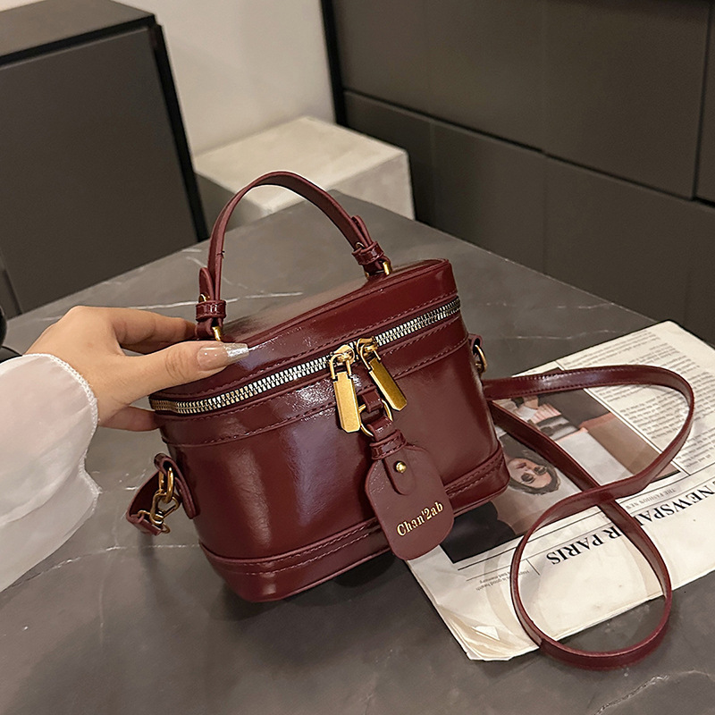 Designer's casual commuting women's crossbody bag 2025 new fashionable multifunctional shoulder bag