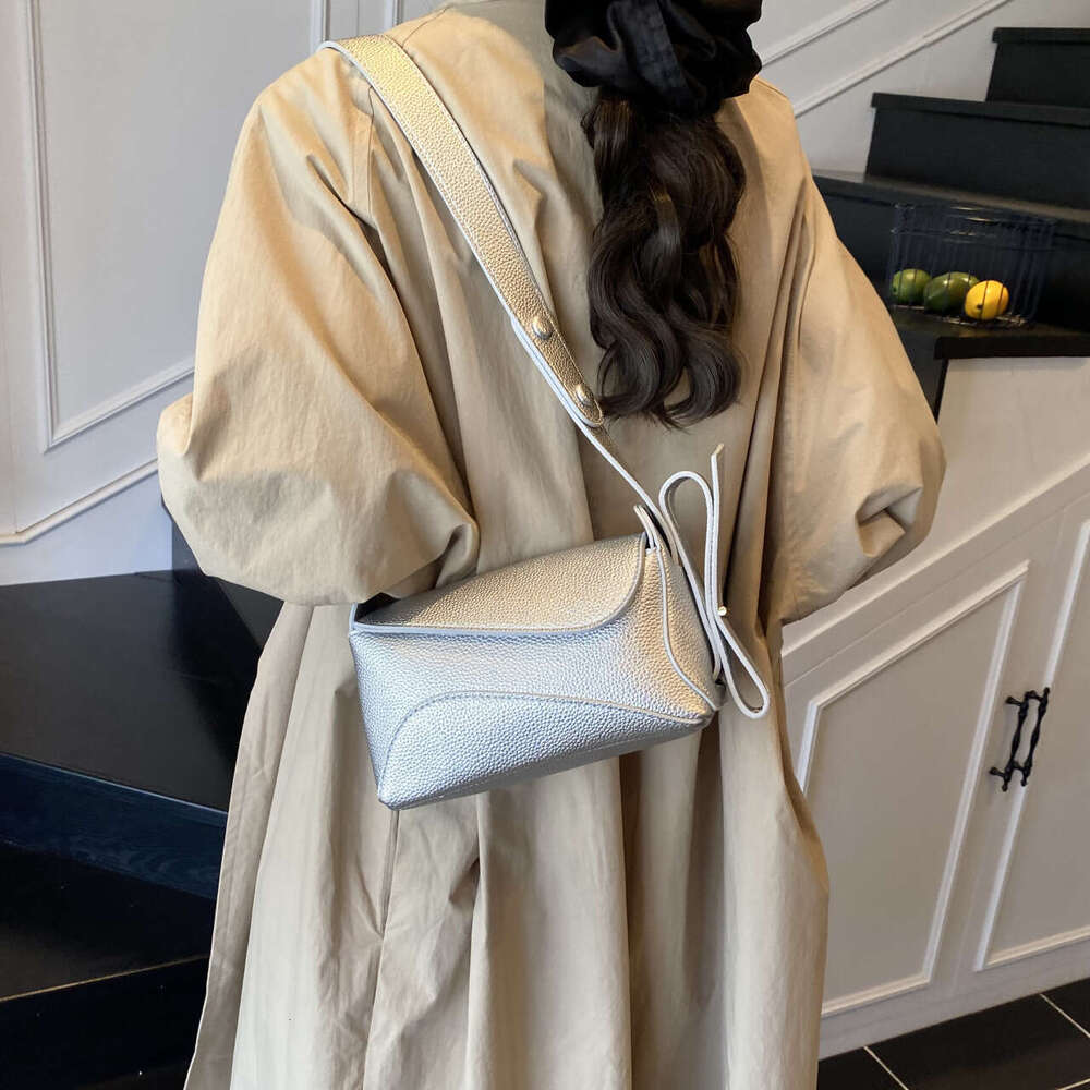 High-End Single Shoulder 2025 New Fashion Versatile Solid Color Pillow Commuter Crossbody Women's Bag