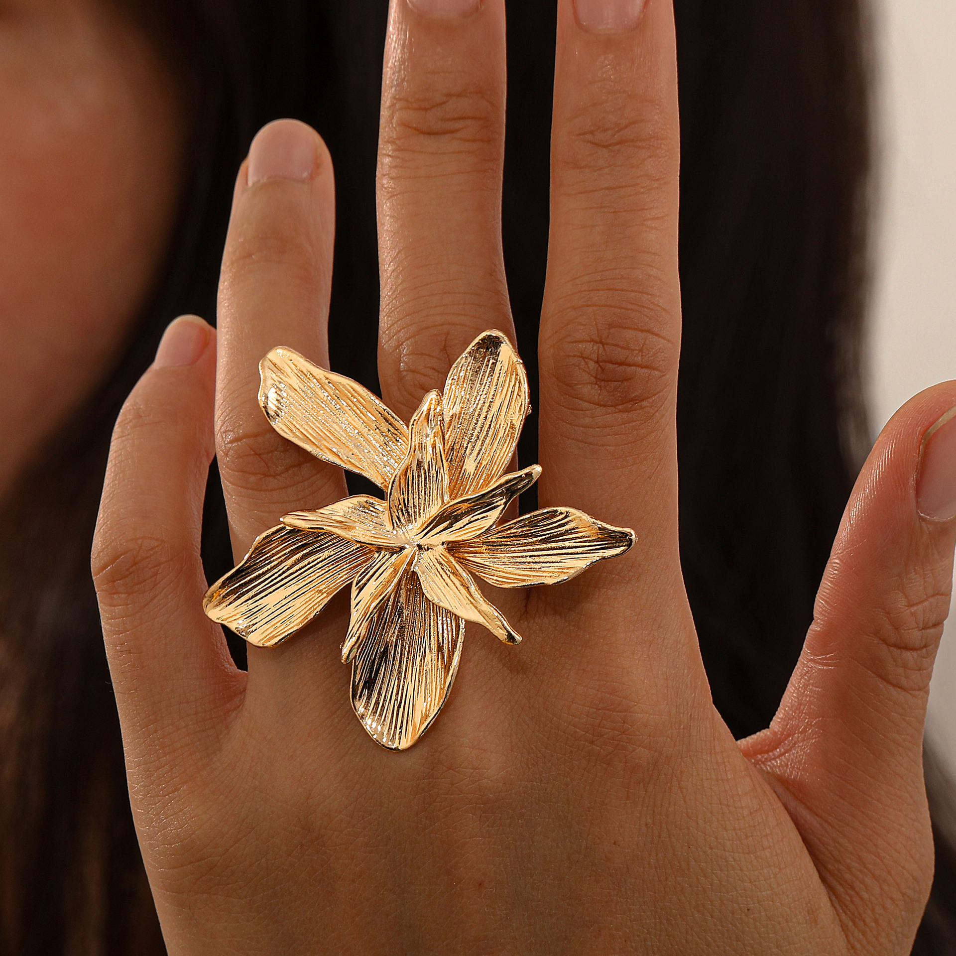 New Stylish Rings High End Floral Statement Rings Oversized Single Flower Design in Gold Silver, Exquisite Hand Jewelry