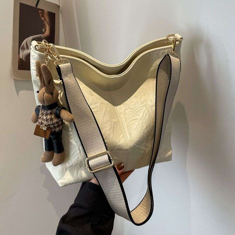 Leisure Soft Face Large Capacity 2024 New Women's Fashionable Wide Shoulder Strap Versatile Crossbody Water Bucket Bag