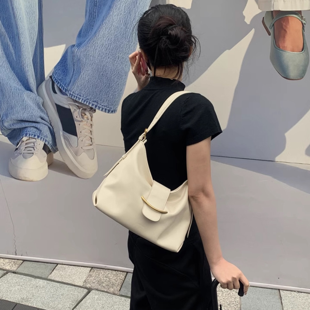 Black Women s Armpit Bag New Elegant Large Capacity High end Feeling Commuting Women s Shoulder Bag Autumn New Designer Bag