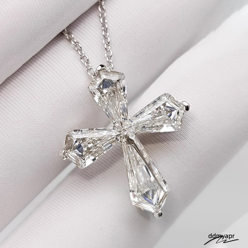 Ins Top Sell Elegant Cross Pendant Simple Fashion Jewelry Sterling Sier Crystal 5A Cubic Zircon Dia Gemstones Party Eternity Women Clavicle Necklace d