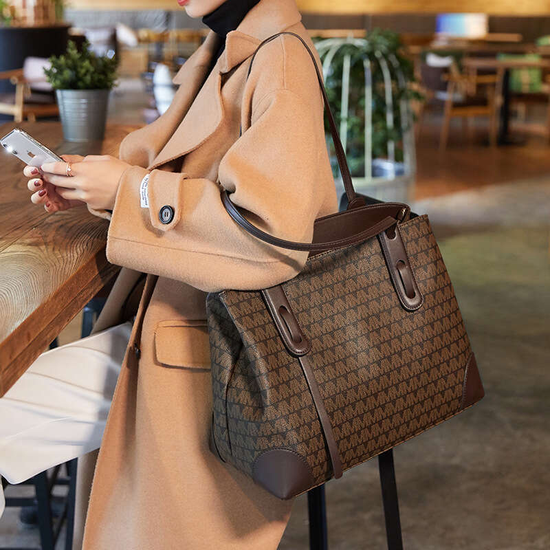 2025 New Trendy Casual Versatile Internet Celebrity Tote Fashion Simple Genuine Leather Handbag Large Capacity Shoulder Bag for Women