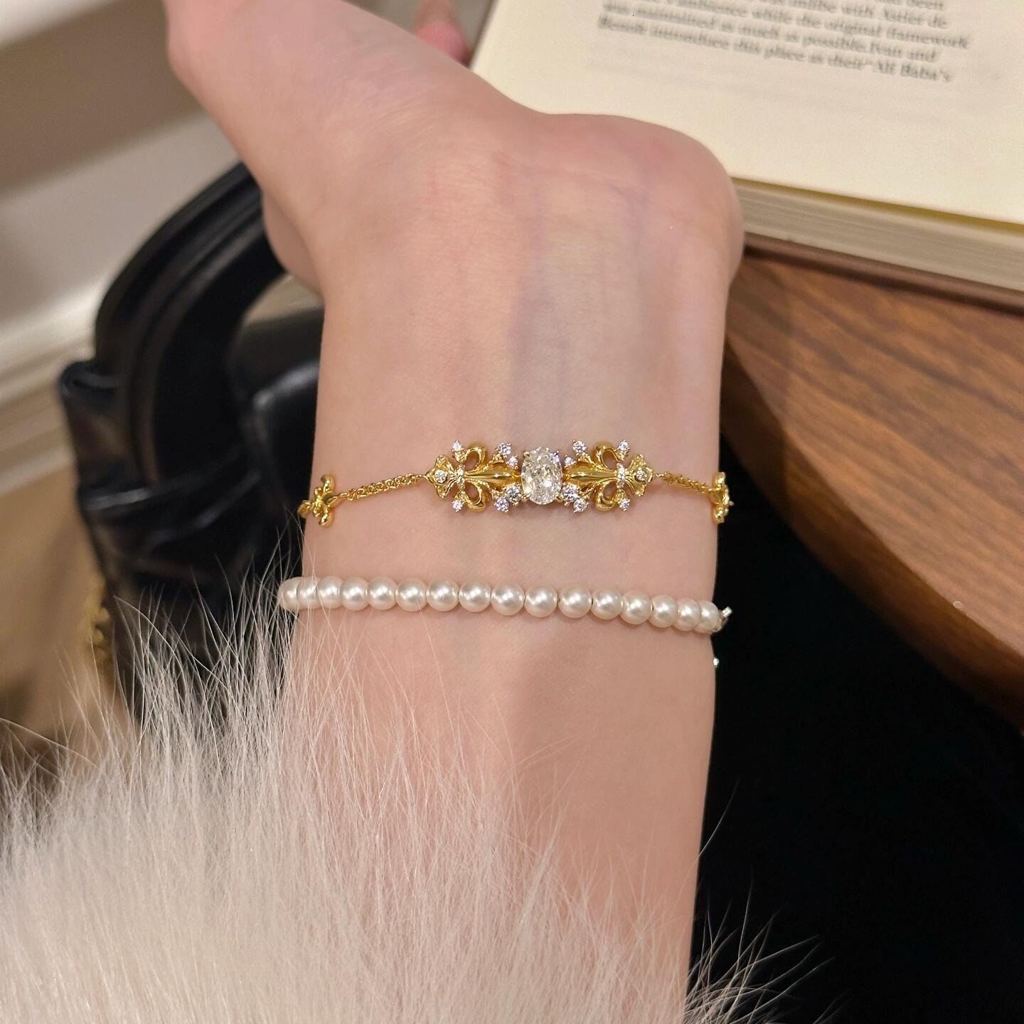 Zircon Hollow Flower Pendant Light Heavy Craft Elegant Bracelet Versatile Fashion High-end Sense Jewelry for Women