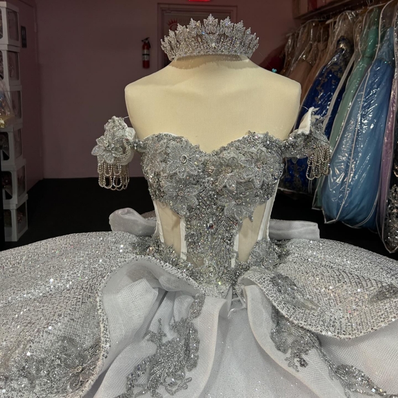 Silvery Shiny Quinceanera Dresses Off Shoulder Ball Gown Sweet 16 Dress Applique Lace Bow Tull Beads Birthday Party Vestidos 15 De Anos