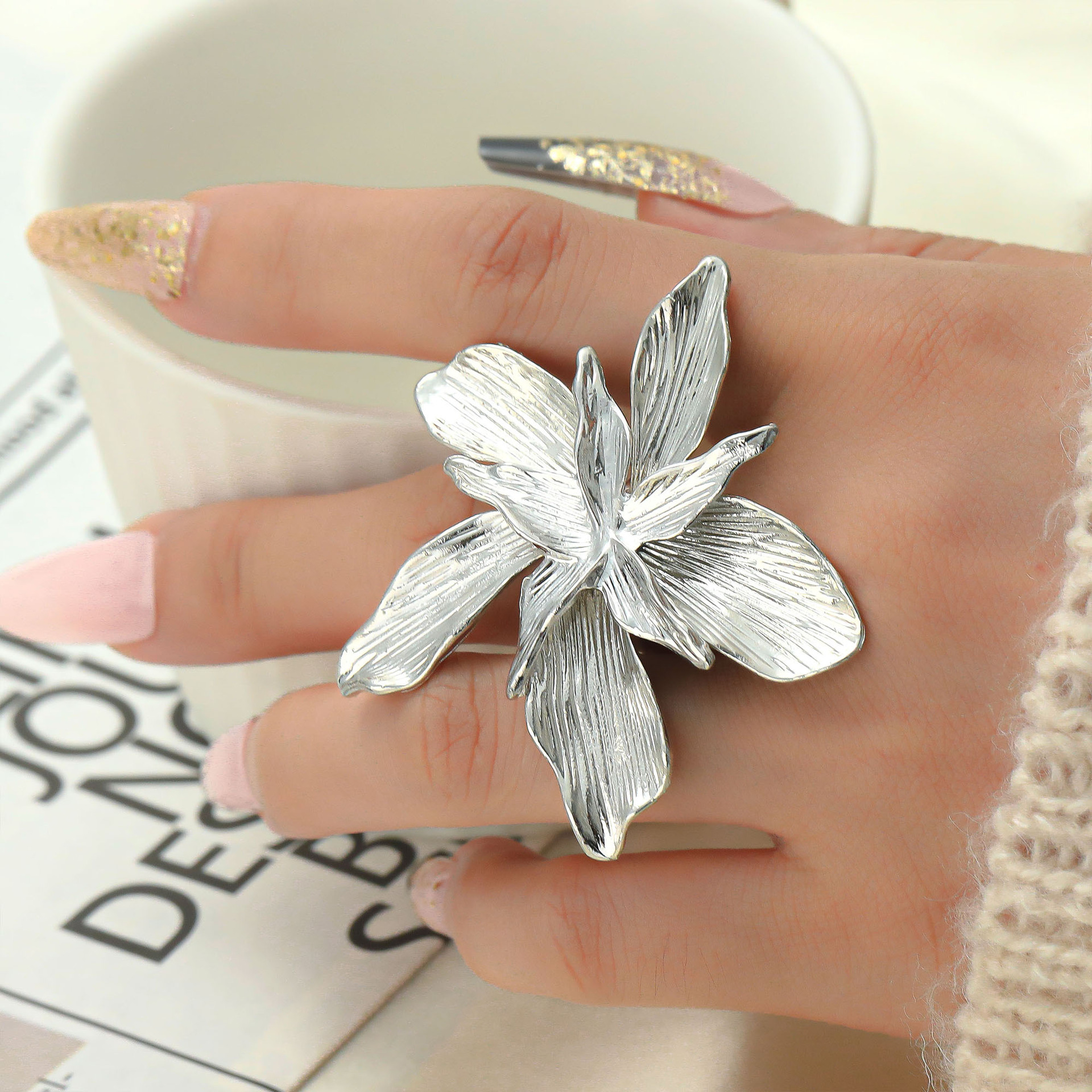 New Stylish Rings High End Floral Statement Rings Oversized Single Flower Design in Gold Silver, Exquisite Hand Jewelry