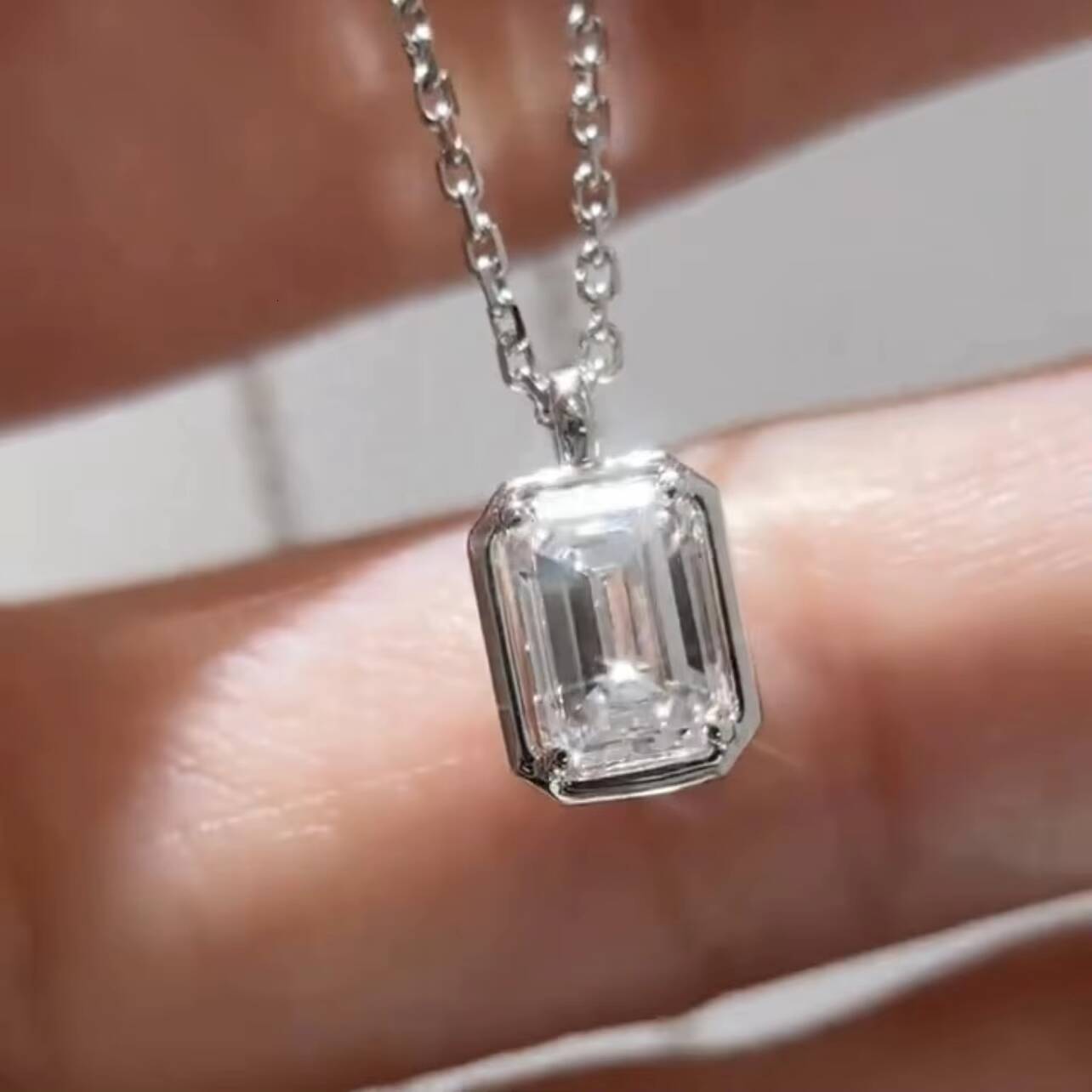 Luxury Design 18K White Gold Emerald Cut VVS1 DEF Lab Grown Diamond Pendant With Chain For Women