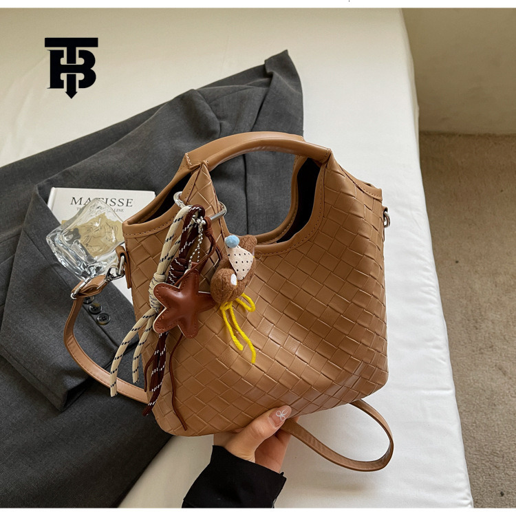 Luxury Brand Designer Fashion Woven Handbag For Women 2025 New Vintage Large Capacity Bucket High-End Single Shoulder Crossbody Bag XJ260206